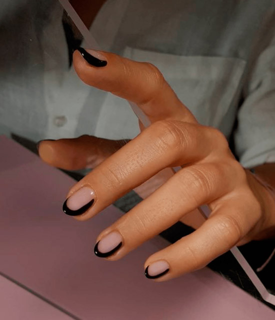 Черный боковой френч на коротких овальных ногтях