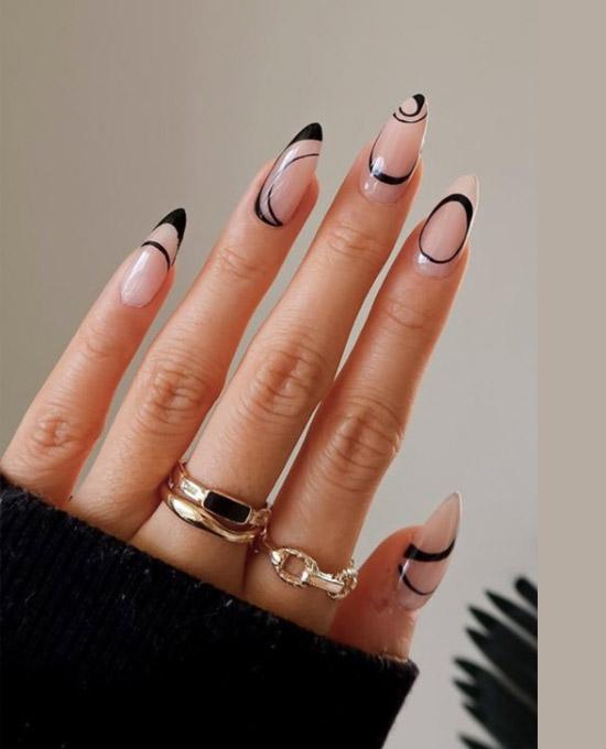 Черный френч с абстрактными линиями на длинных миндальных ногтях