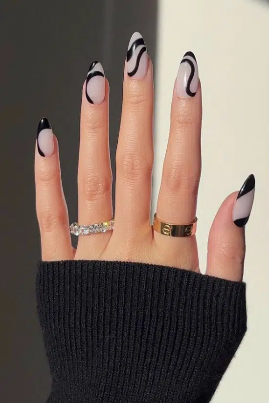 Черный маникюр с завитками на миндальных ногтях