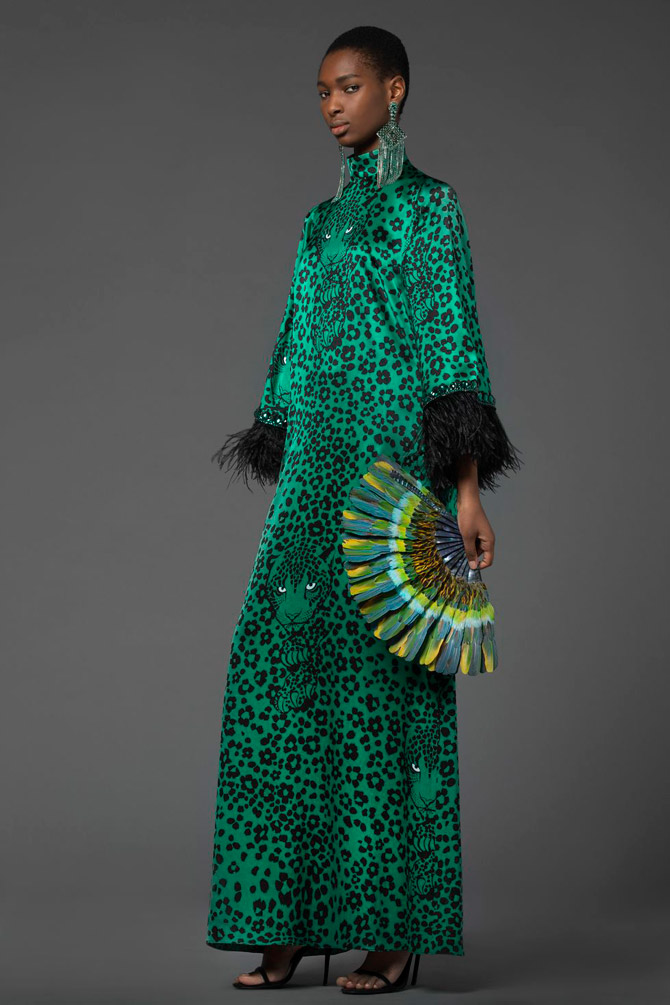 Девушка в длинном зеленом платье с животным принтом