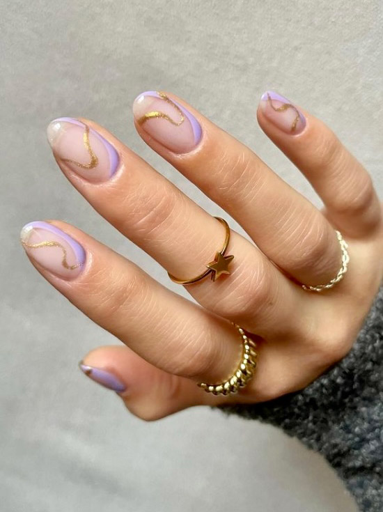 Фиолетовый маникюр с золотыми линиями на овальных натуральных ногтях