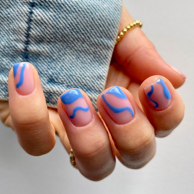 Голубой маникюр с волнами на квадратных ногтях