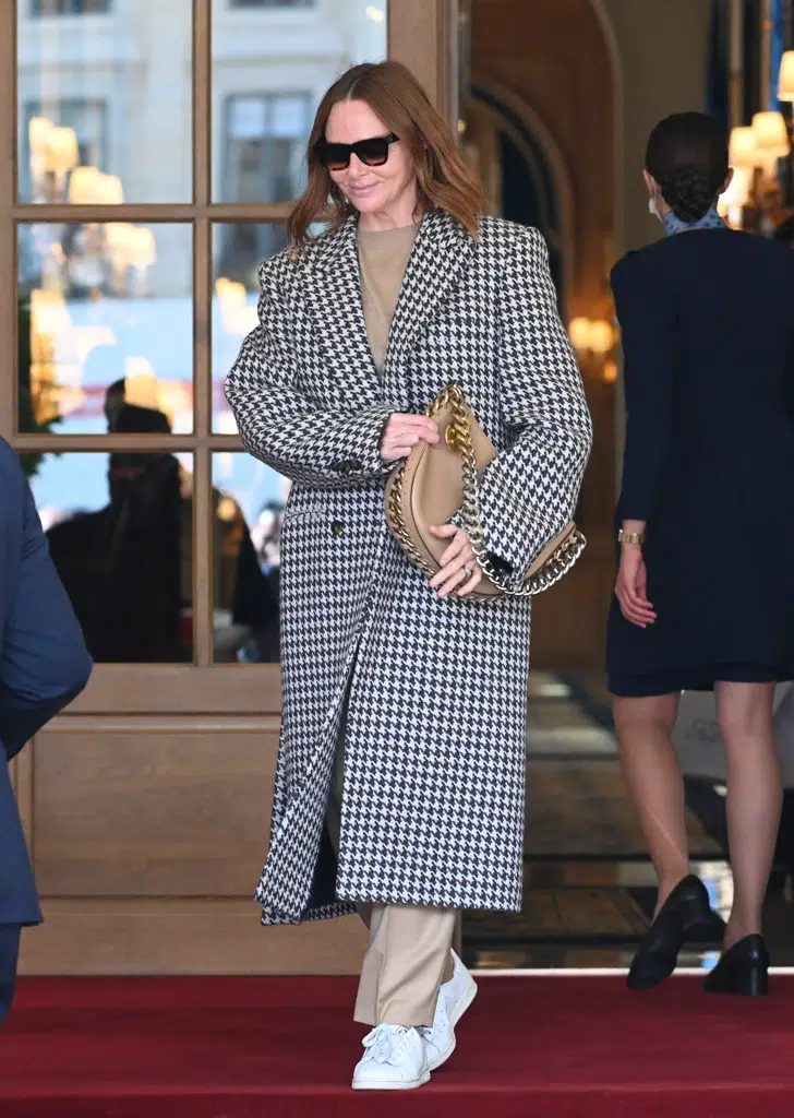 Стелла Маккартни в модном пальто и бежевых брюках