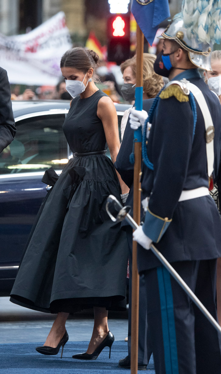 Королева Испании в платье с пышной юбкой и лодочках
