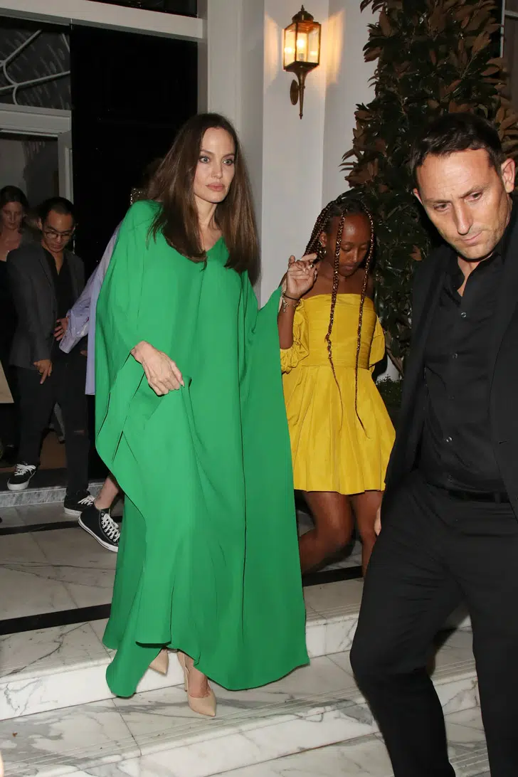 Анджелина Джоли в зеленом струящемся платье