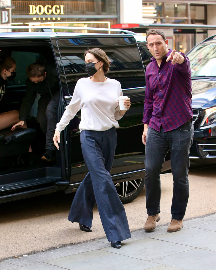Анджелина Джоли в брюках и белом джемпере