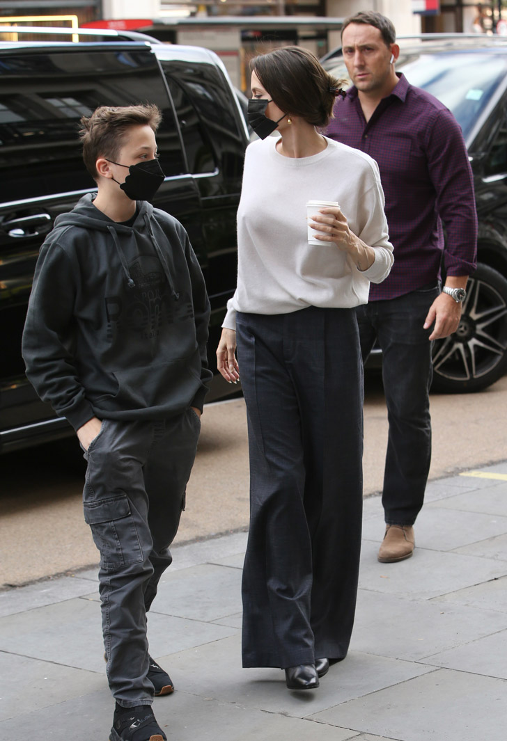 Анджелина Джоли с универсальной прической идет за покупками