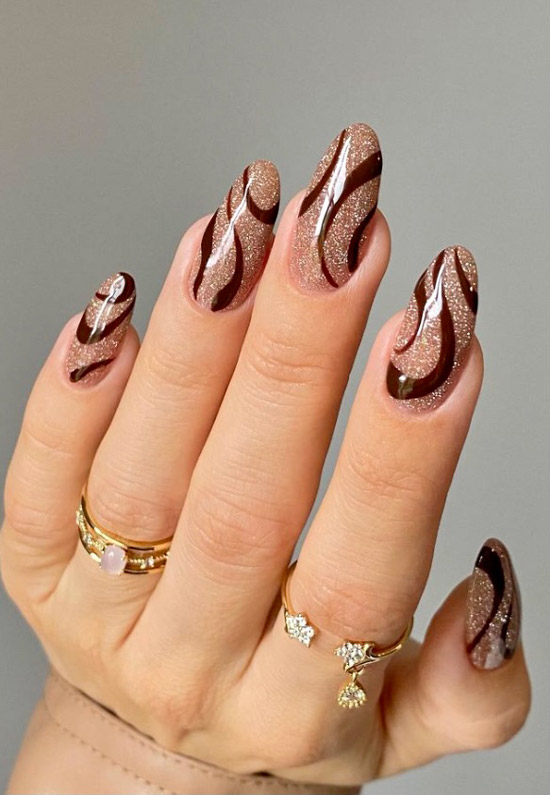 Маникюр с блестками и шоколадными волнами на длинных ногтях