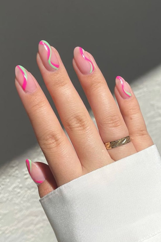 Маникюр с розовыми завитками на овальных ногтях