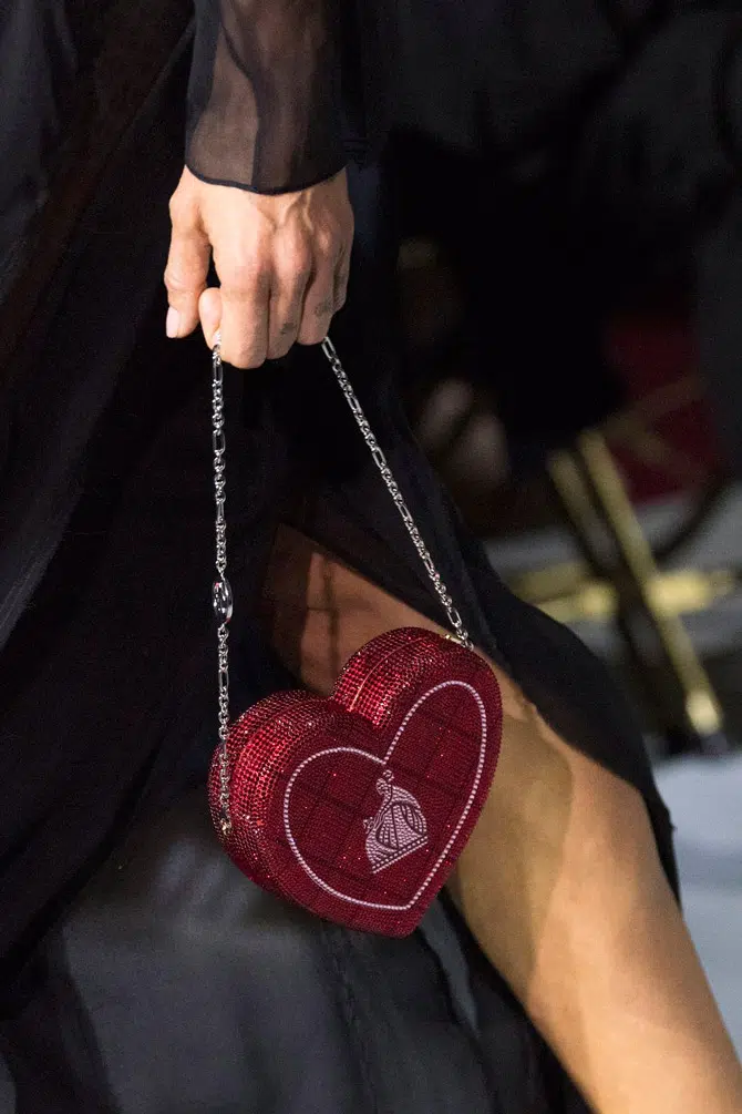 Модель с бордовой мини сумочкой в виде сердца на цепочке