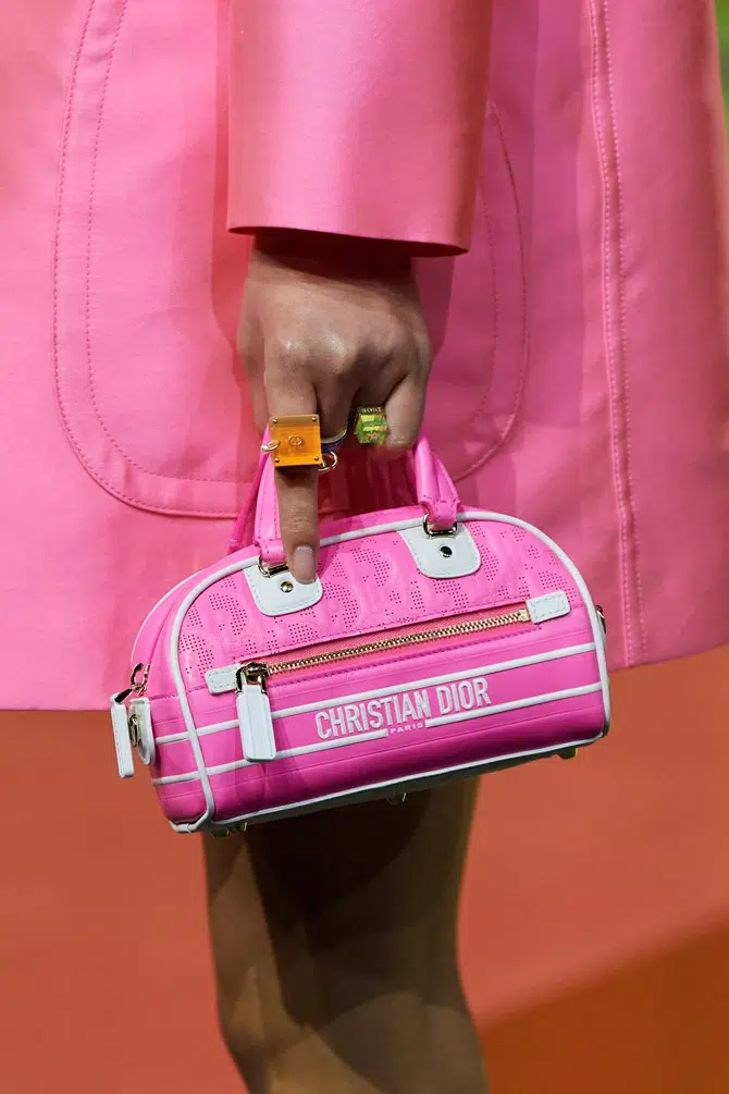 Модель с розовой мини сумочкой с маленькими ручками