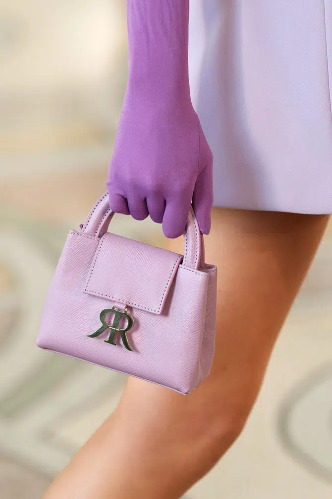 Модель с розовой мини сумочкой