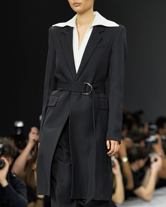 Модель в черном классическом пальто с поясом