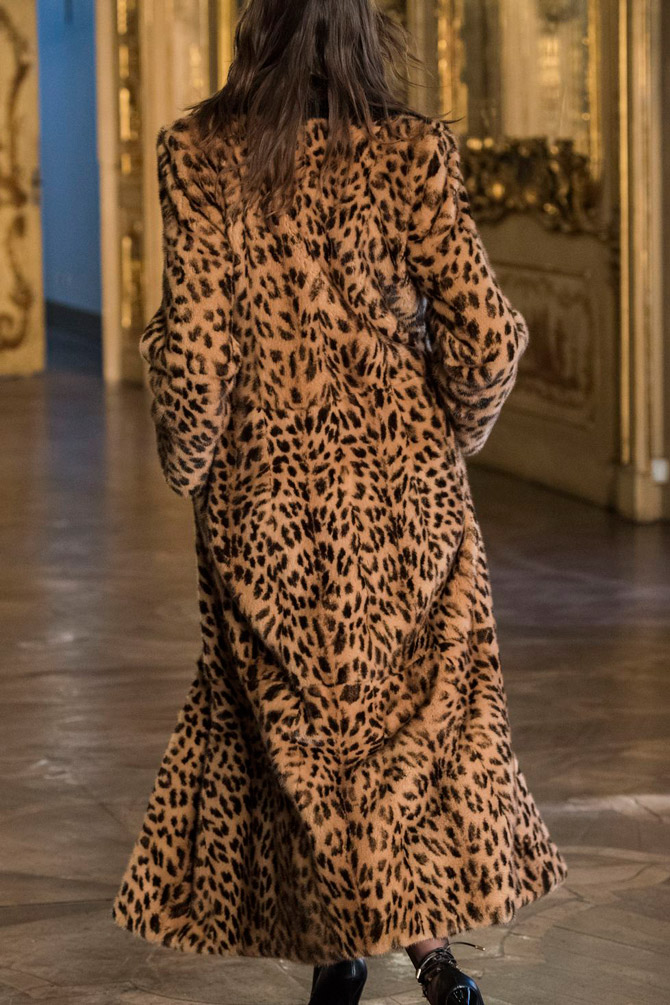Модель в длинной шубе с леопардовым принтом