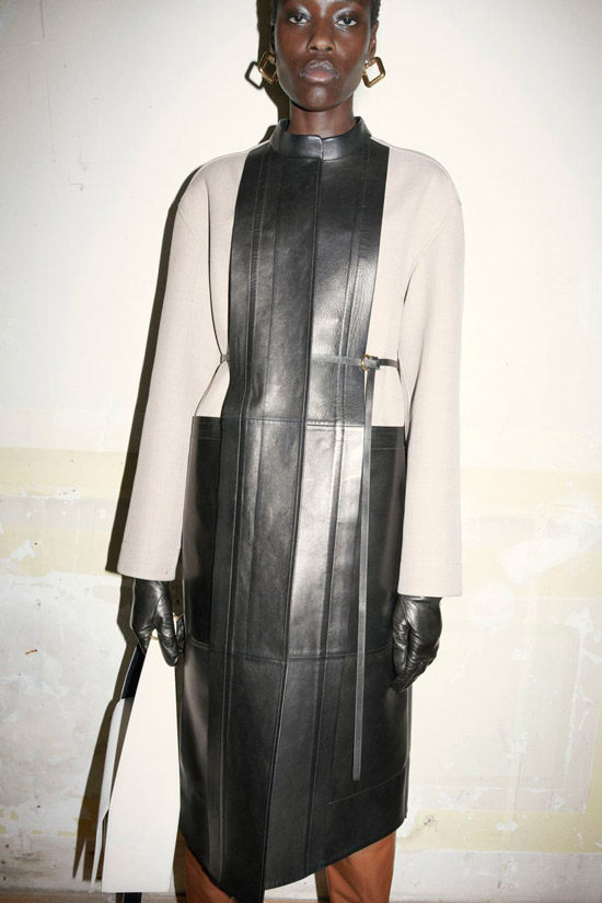 Модель в пальто с черными кожаными вставками