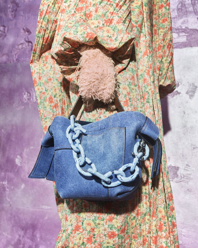 Модель в цветочном платье оверсайз с мягкой джинсовой сумочкой