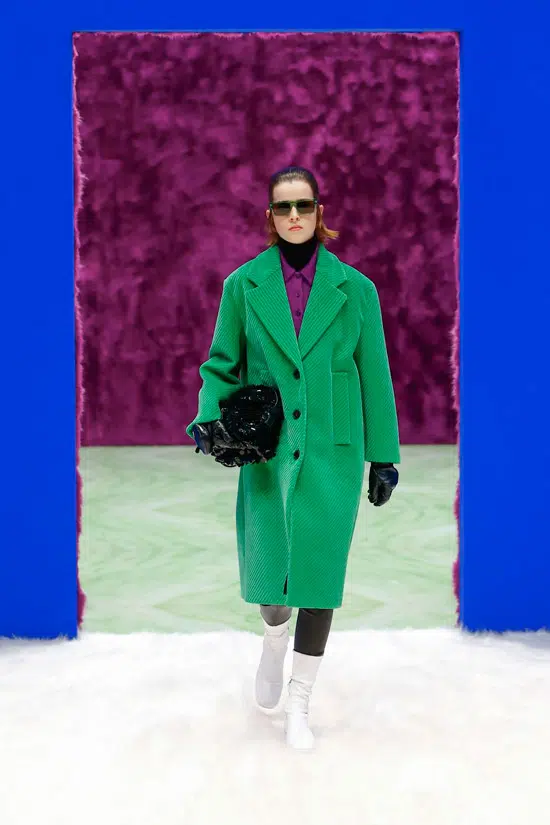 Модель в зеленом пальто оверсайз