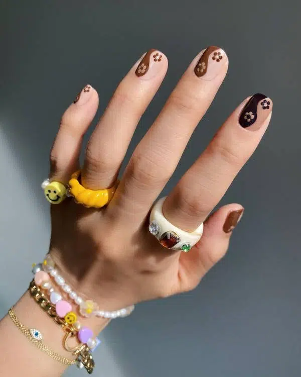 Модный коричневый маникюр в стиле инь янь на коротких натуральных ногтях