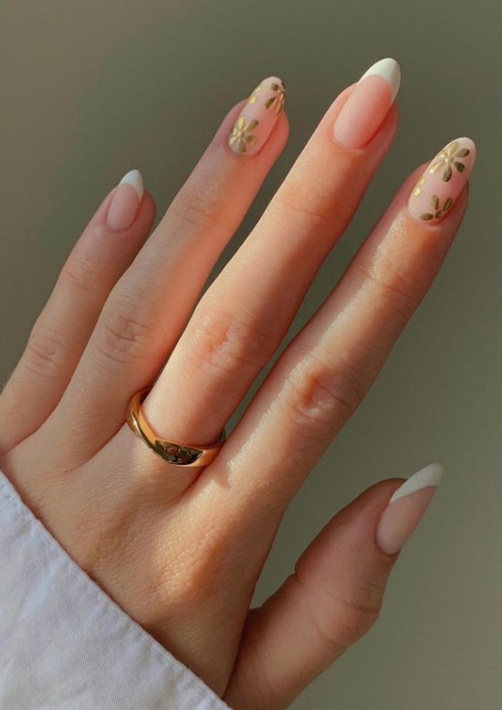 Нежный френч с розовыми цветами на ухоженных ногтях