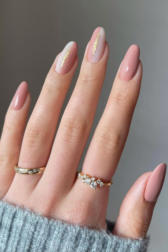 Нежный розовый маникюр с золотыми блёстками на овальных ногтях