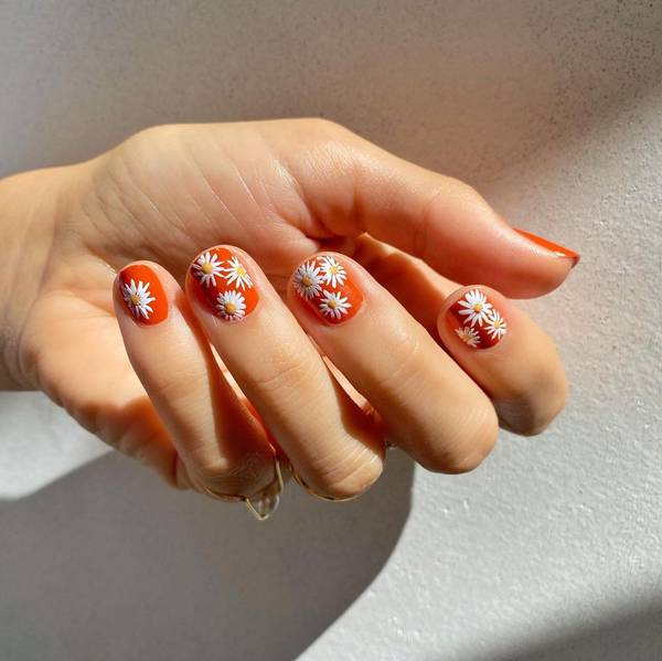 Оранжевый маникюр с белыми цветами на коротких ногтях