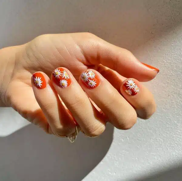 Оранжевый маникюр с белыми цветами на коротких ногтях