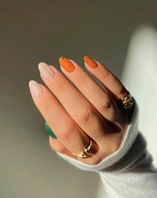 Оранжевый матовый маникюр на овальных ногтях