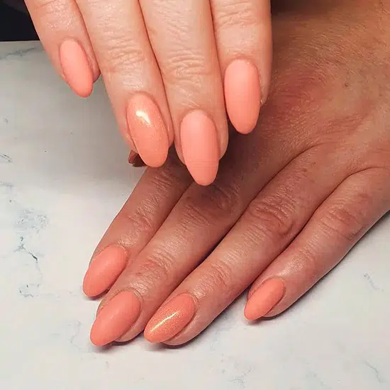 Персиковый маникюр с матовой текстурой на овальных ногтях