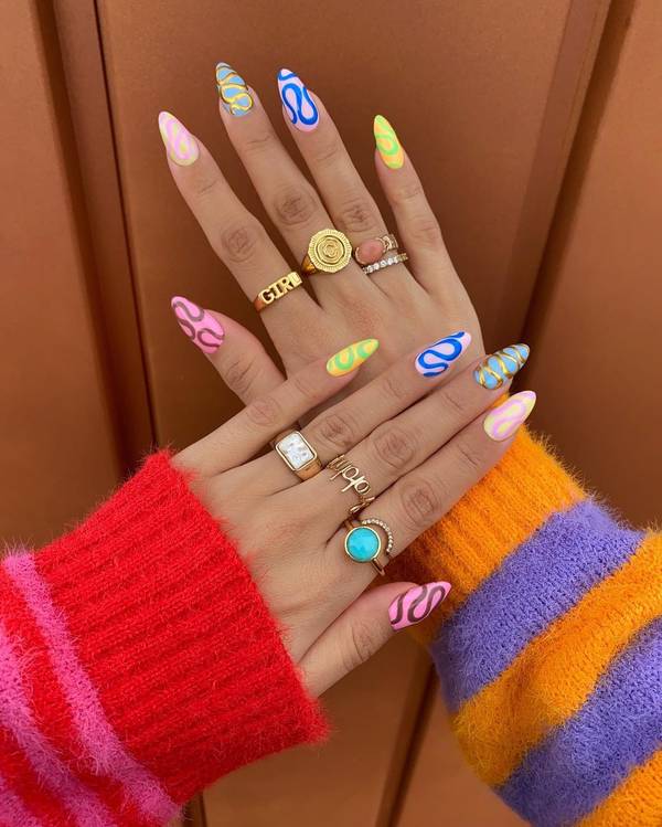 Разноцветный маникюр в пастельных оттенках на миндальных ногтях