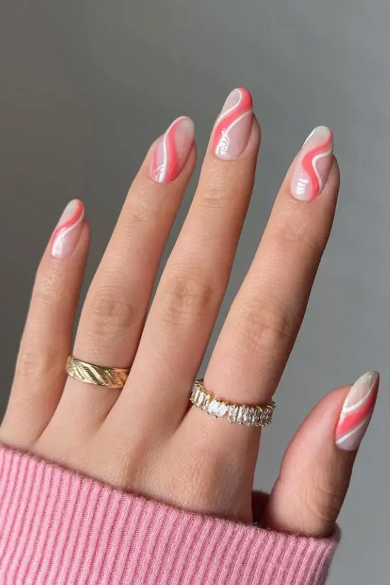Розовый маникюр с завитками на овальных ногтях