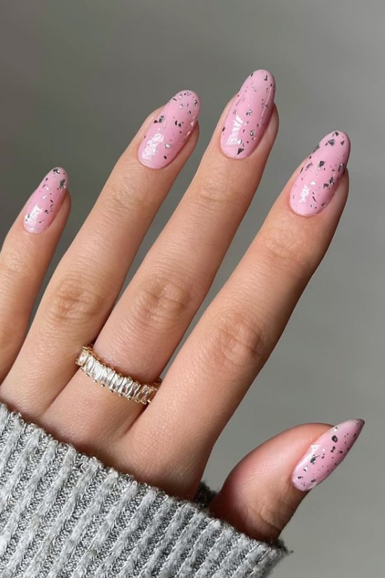 Розовый маникюр с серебристыми блёстками на овальных ногтях