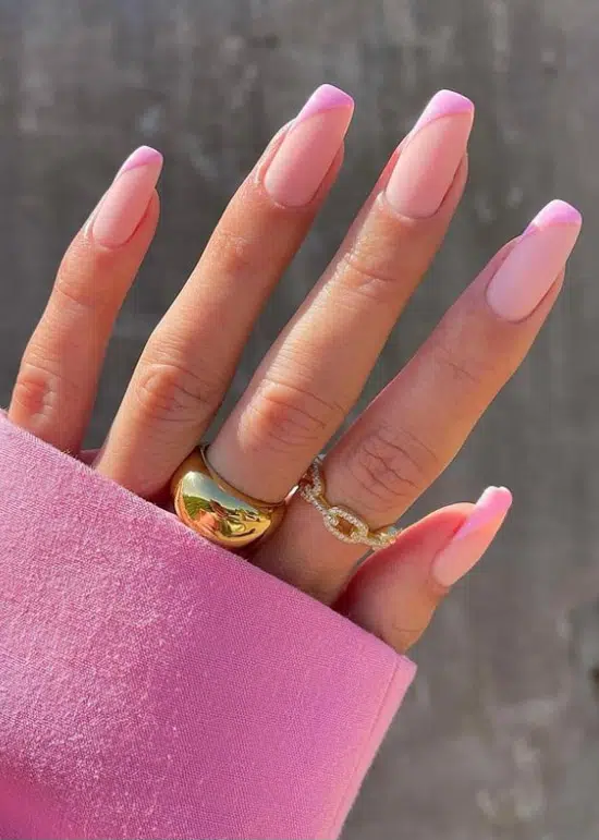 Розовый матовый френч на длинных ногтях