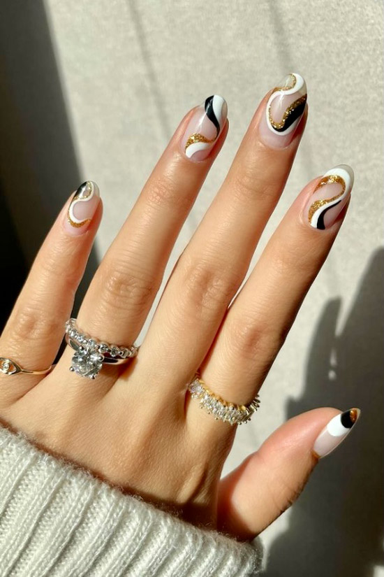 Шикарный маникюр с завитками и золотыми блестками на овальных ногтях