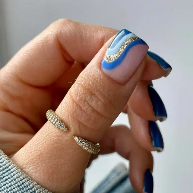 Синий маникюр с блестками на квадратных ногтях