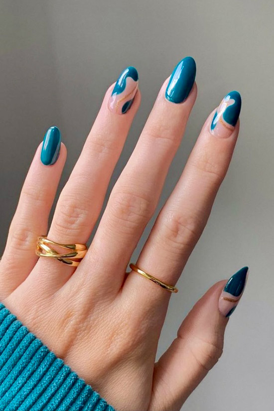 Синий маникюр с золотыми линиями на овальных ногтях