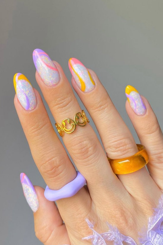 Сказочный маникюр с разноцветными завитками на овальных ногтях