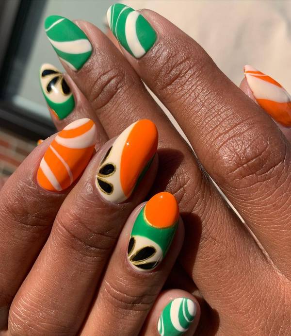 Яркий оранжево зеленый маникюр на овальных ногтях