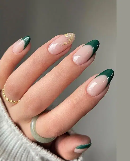 Зеленый френч с золотыми блестками на ухоженных ногтях