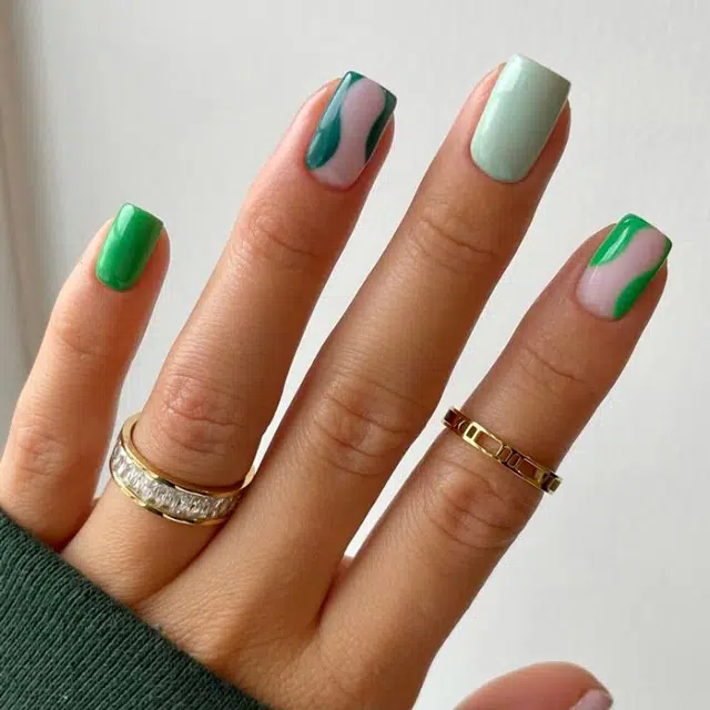 Зеленый глянцевый маникюр на квадратных ногтях средней длины