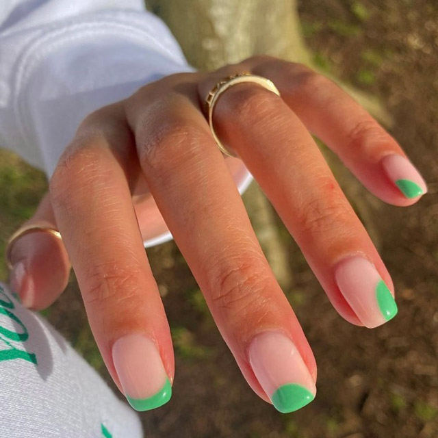 Зеленый маникюр на квадратных ногтях средней длины
