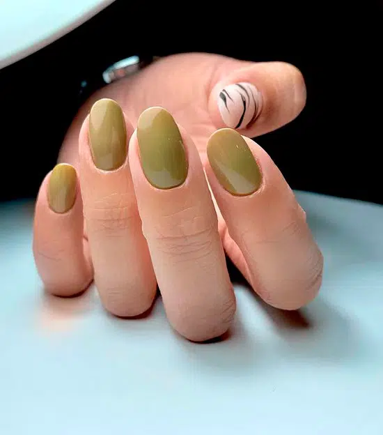 Зеленый маникюр на овальных ногтях средней длины