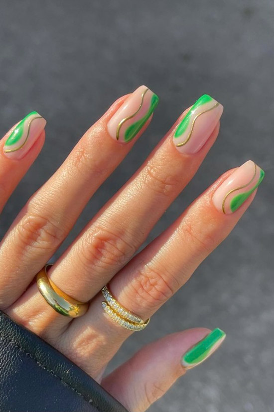 Зеленый маникюр с золотыми завитками на квадратных ногтях
