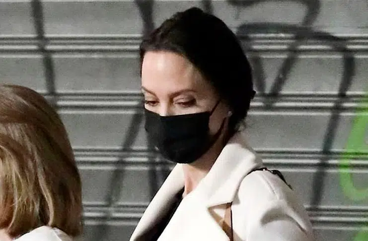 Анджелина Джоли в классических брюках и мягком пальто на экскурсии в Риме