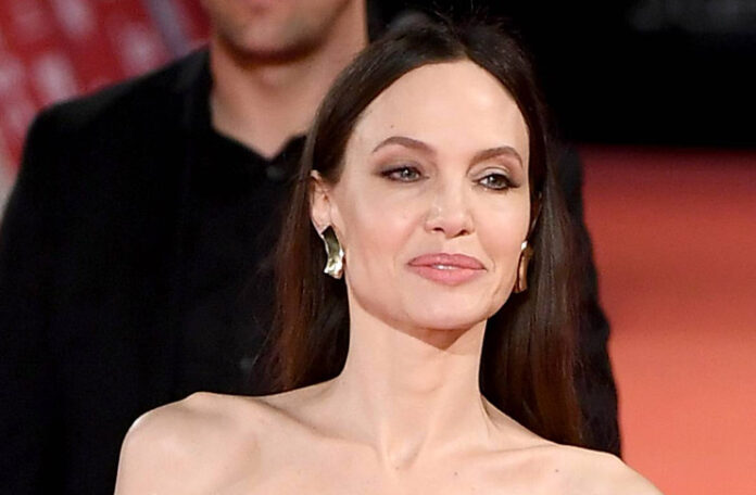 Анджелина Джоли в уникальном платье и наращенными волосами всех затмила на фестивале