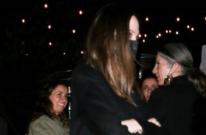 Анджелина Джоли в шикарном пальто, снова замечена в компании бывшего мужа