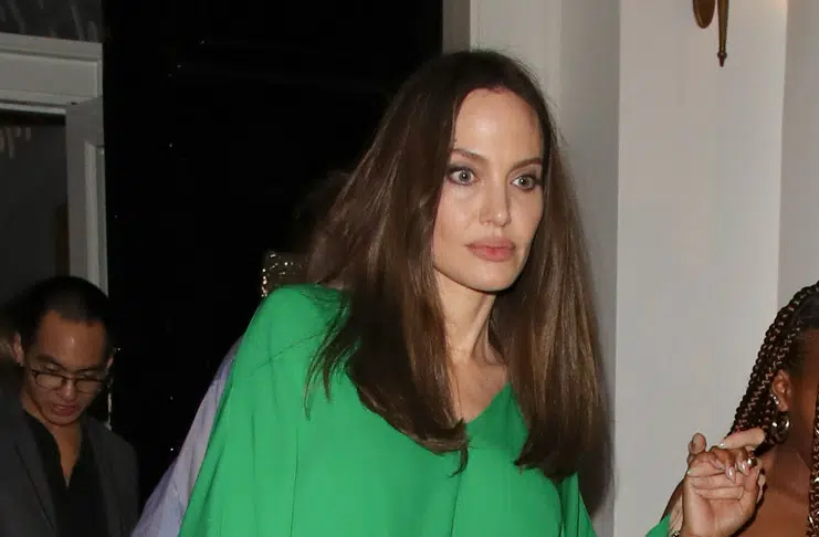 Анджелина Джоли в простом струящемся платье выглядит как эталон стиля и красоты