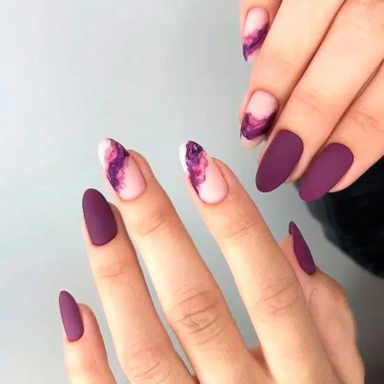 Фиолетовый матовый маникюр с принтом на овальных ногтях