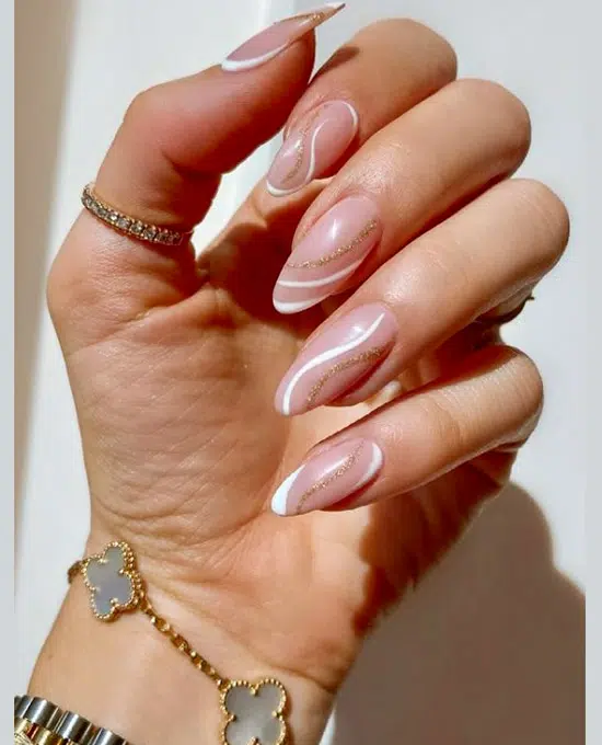 Белые и золотые завитки на длинных миндальных ногтях