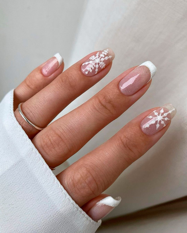 Белый френч со снежинками на ухоженных ногтях