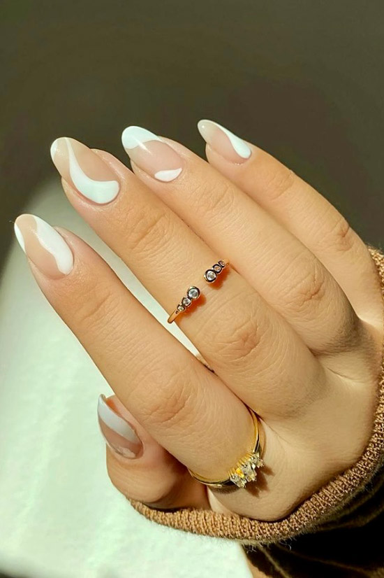 Белый маникюр с завитками на овальных натуральных ногтях